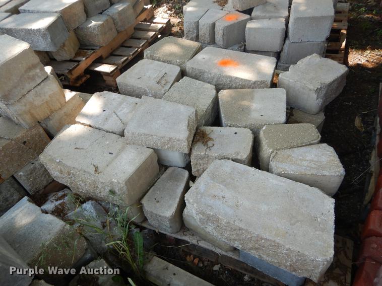 image for item EQ9983 Approximately 1,000 landscape retaining wall blocks