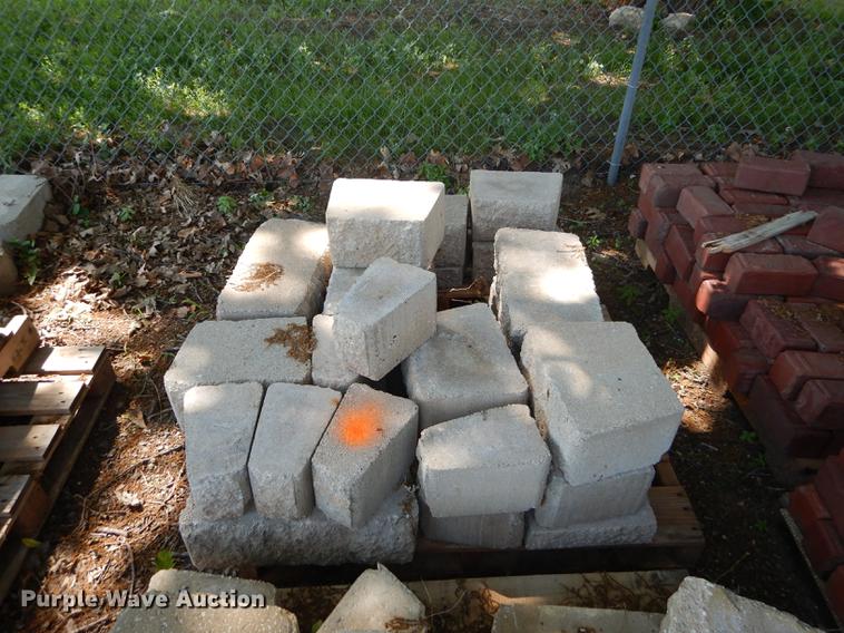 image for item EQ9983 Approximately 1,000 landscape retaining wall blocks