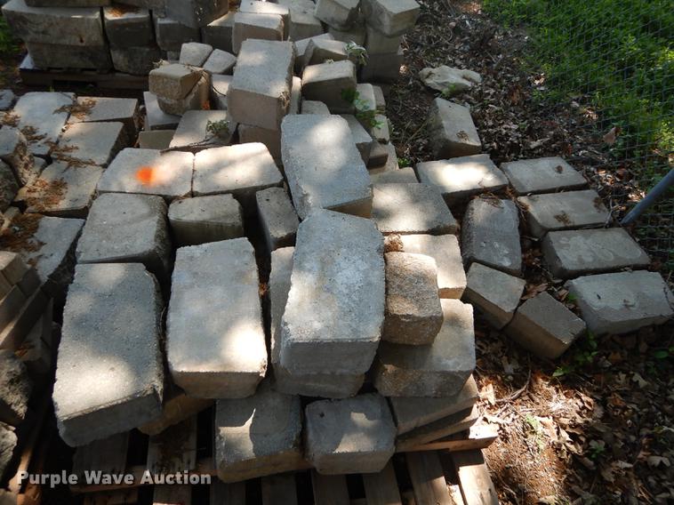 image for item EQ9983 Approximately 1,000 landscape retaining wall blocks