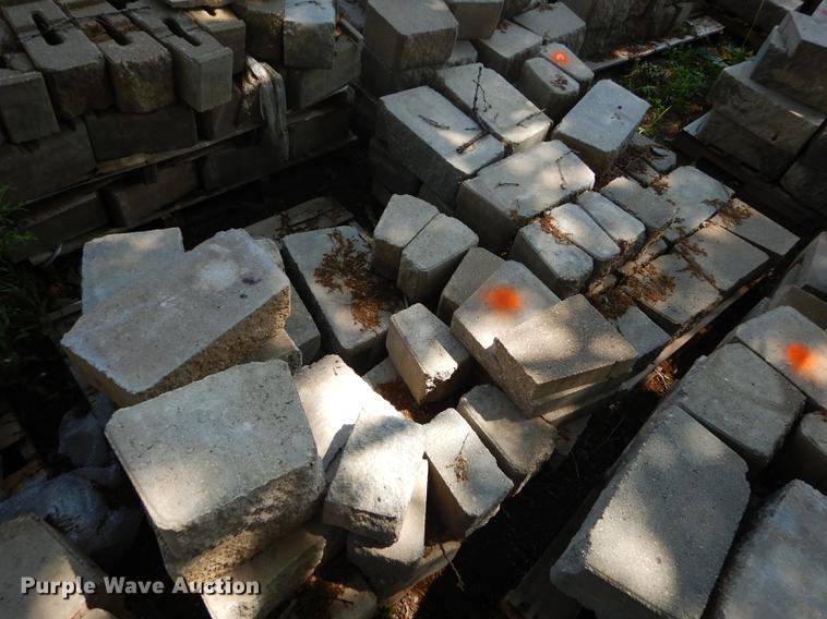 image for item EQ9983 Approximately 1,000 landscape retaining wall blocks