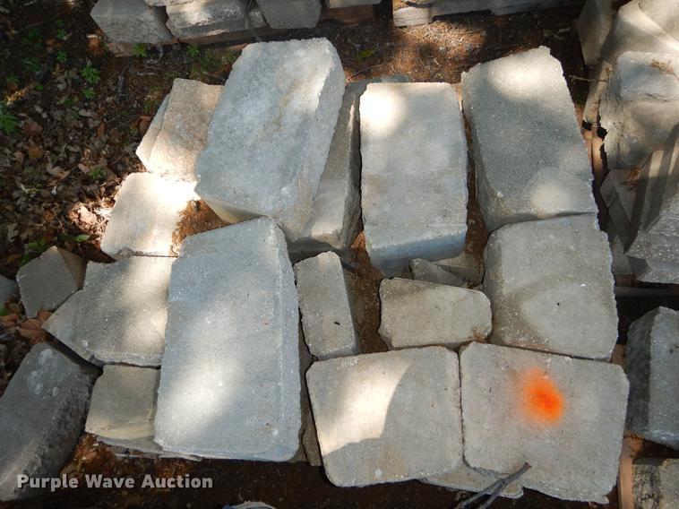 image for item EQ9983 Approximately 1,000 landscape retaining wall blocks