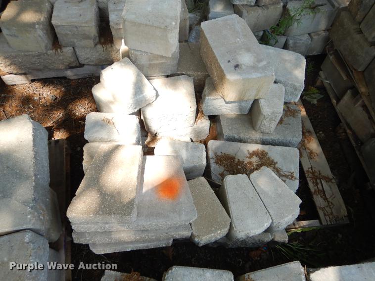 image for item EQ9983 Approximately 1,000 landscape retaining wall blocks