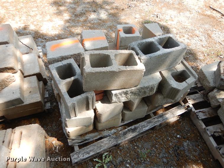 image for item EQ9983 Approximately 1,000 landscape retaining wall blocks