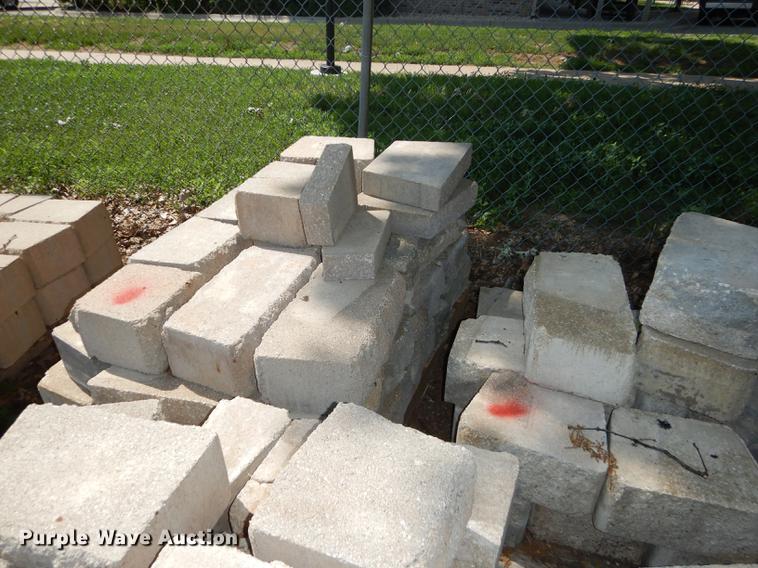 image for item EQ9984 Approximately 1,000 landscape retaining wall blocks