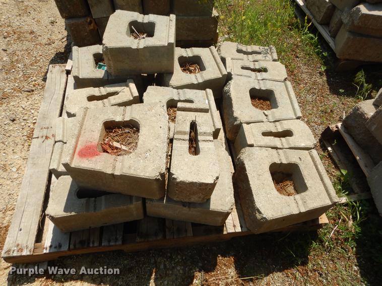image for item EQ9984 Approximately 1,000 landscape retaining wall blocks