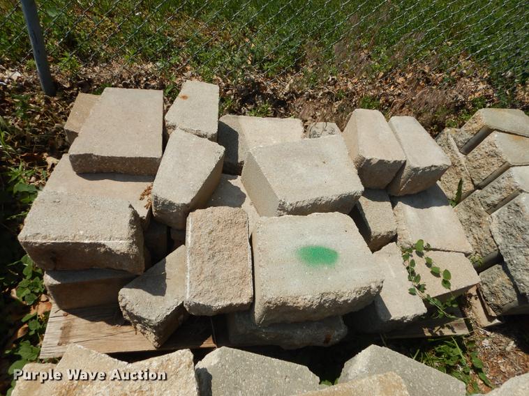 image for item EQ9985 Approximately 1,000 landscape retaining wall blocks