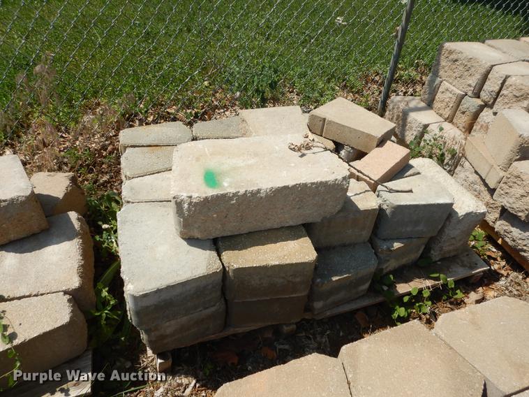image for item EQ9985 Approximately 1,000 landscape retaining wall blocks