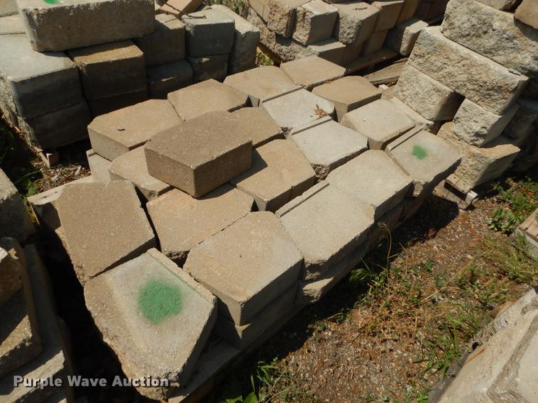 image for item EQ9985 Approximately 1,000 landscape retaining wall blocks