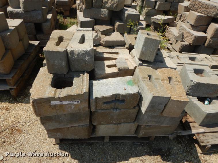image for item EQ9985 Approximately 1,000 landscape retaining wall blocks