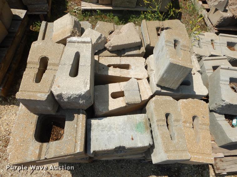 image for item EQ9985 Approximately 1,000 landscape retaining wall blocks