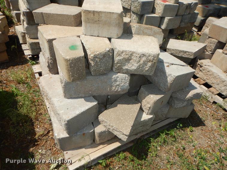 image for item EQ9985 Approximately 1,000 landscape retaining wall blocks