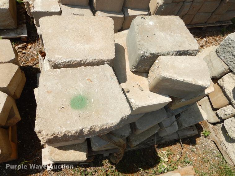 image for item EQ9985 Approximately 1,000 landscape retaining wall blocks