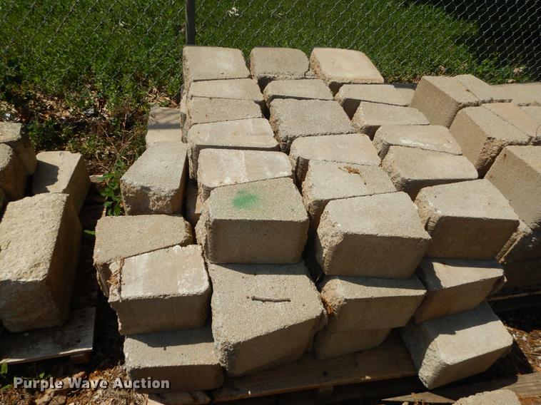 image for item EQ9985 Approximately 1,000 landscape retaining wall blocks