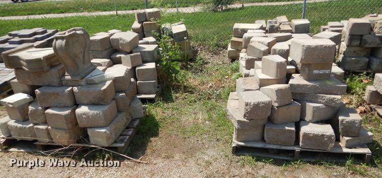 image for item EQ9986 Approximately 1,000 landscape retaining wall blocks