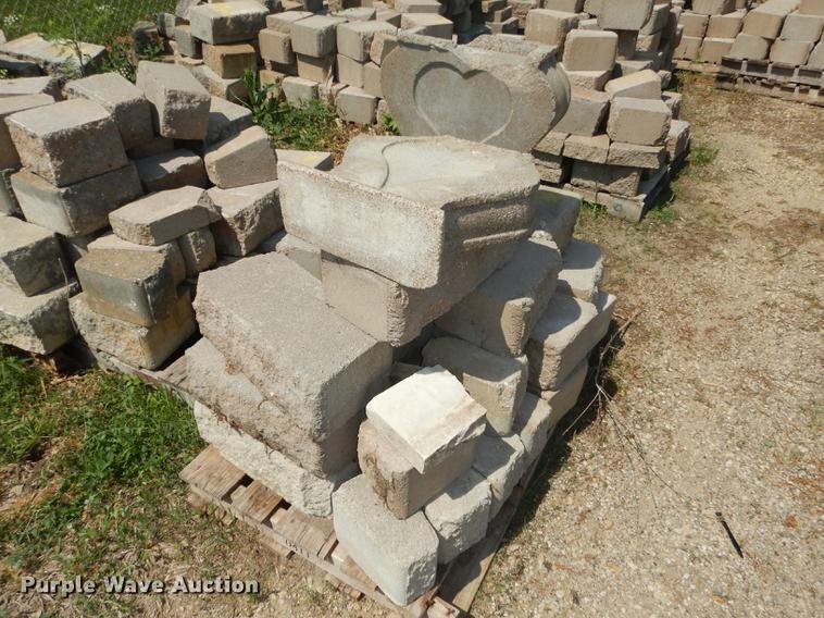 image for item EQ9986 Approximately 1,000 landscape retaining wall blocks