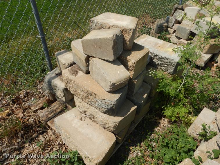 image for item EQ9986 Approximately 1,000 landscape retaining wall blocks