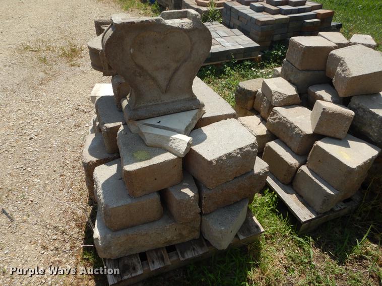 image for item EQ9986 Approximately 1,000 landscape retaining wall blocks