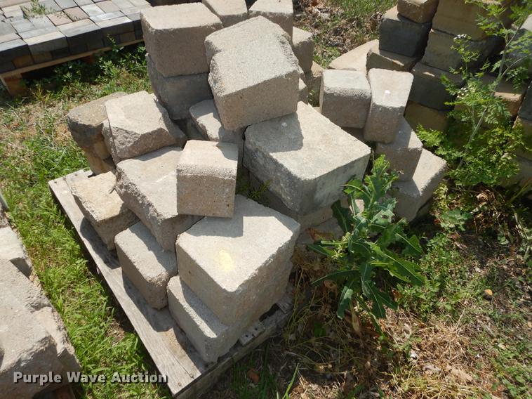 image for item EQ9986 Approximately 1,000 landscape retaining wall blocks