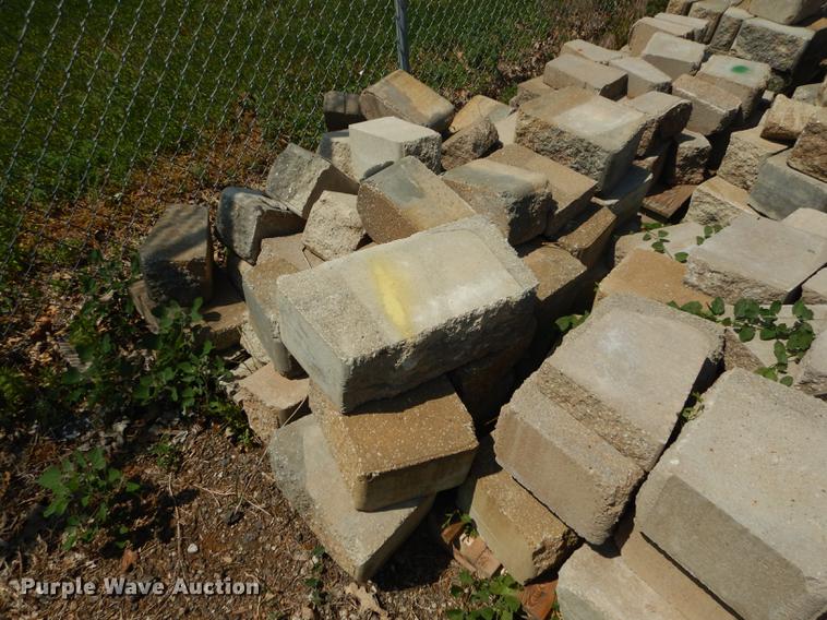 image for item EQ9986 Approximately 1,000 landscape retaining wall blocks
