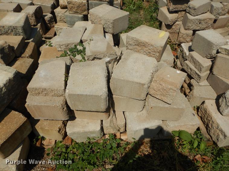 image for item EQ9986 Approximately 1,000 landscape retaining wall blocks