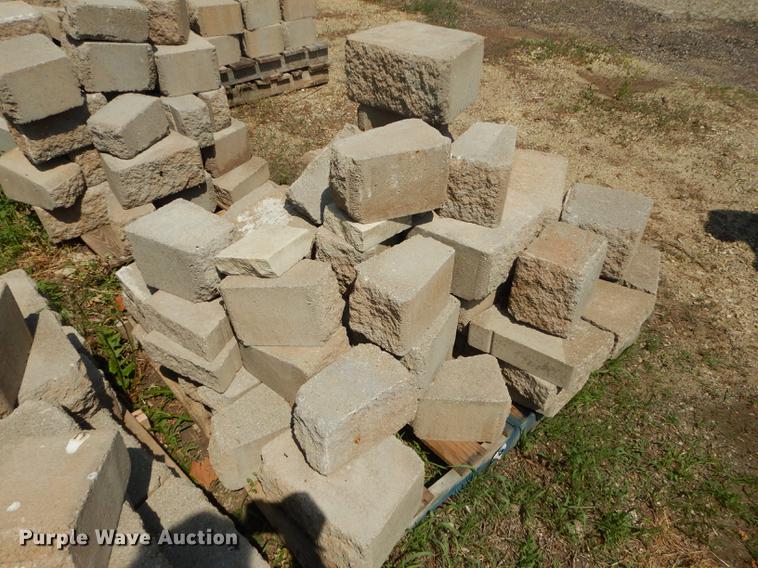 image for item EQ9986 Approximately 1,000 landscape retaining wall blocks