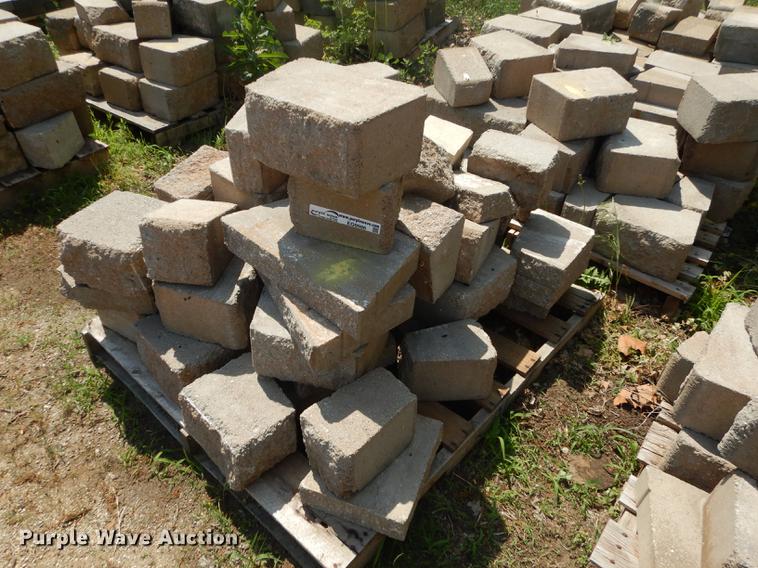 image for item EQ9986 Approximately 1,000 landscape retaining wall blocks
