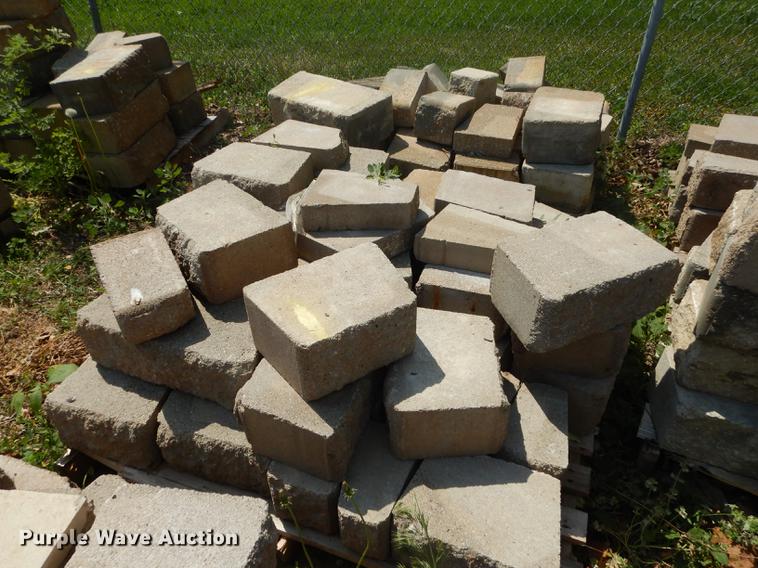 image for item EQ9986 Approximately 1,000 landscape retaining wall blocks