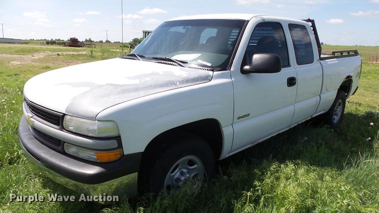 image for item ET9647 2002 Chevrolet Silverado 1500 Ext. Cab pickup truck