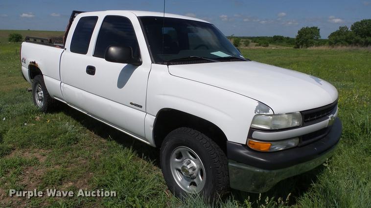 image for item ET9647 2002 Chevrolet Silverado 1500 Ext. Cab pickup truck
