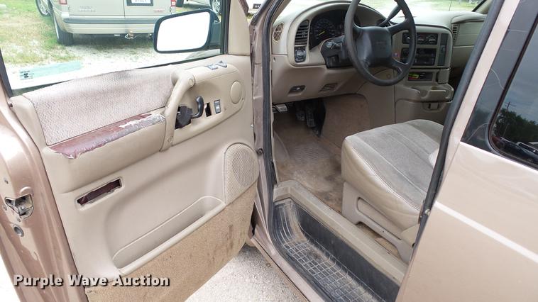 image for item EZ9277 2000 GMC Safari van