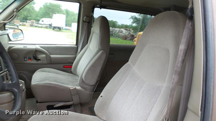 image for item EZ9277 2000 GMC Safari van