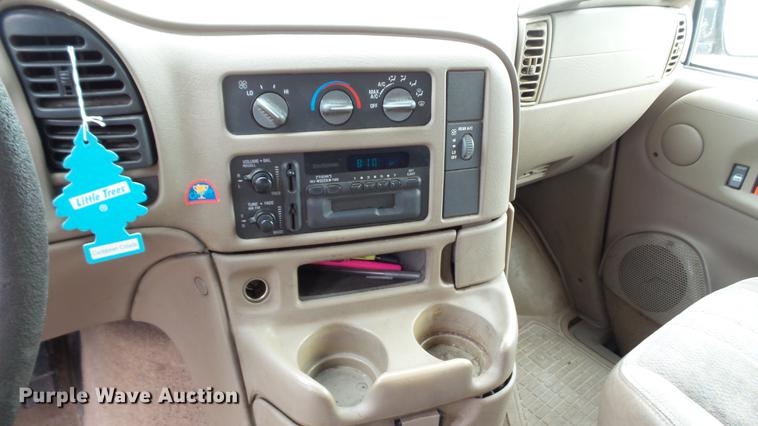 image for item EZ9277 2000 GMC Safari van