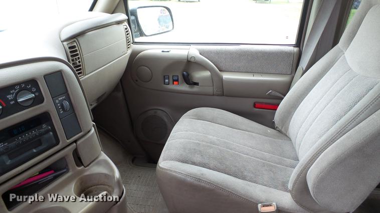 image for item EZ9277 2000 GMC Safari van