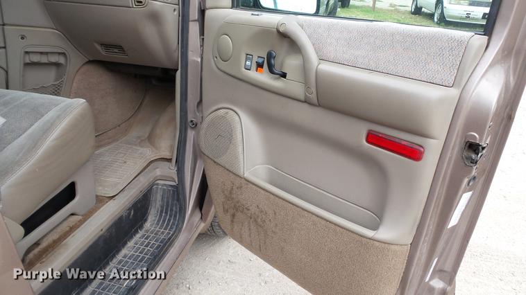 image for item EZ9277 2000 GMC Safari van