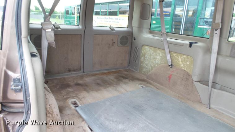 image for item EZ9277 2000 GMC Safari van