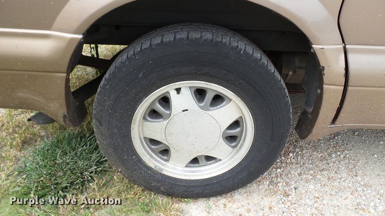 image for item EZ9277 2000 GMC Safari van