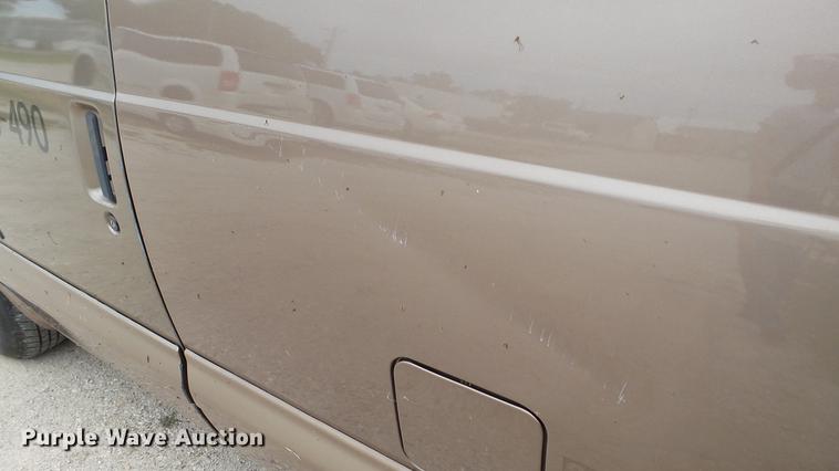 image for item EZ9277 2000 GMC Safari van