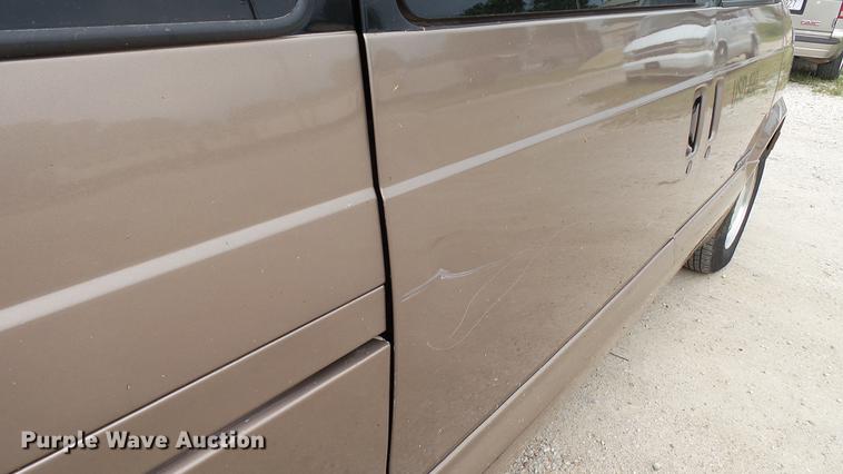 image for item EZ9277 2000 GMC Safari van