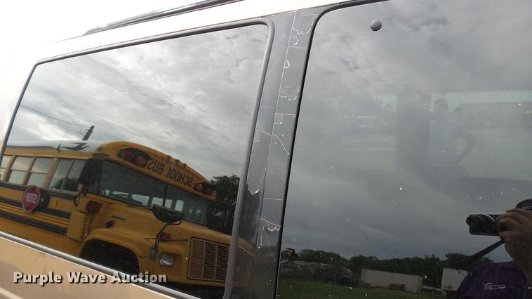 image for item EZ9277 2000 GMC Safari van