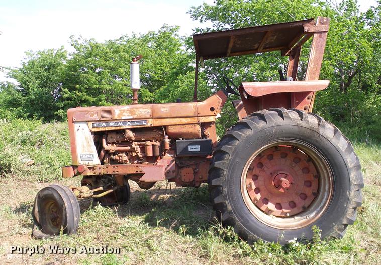 image for item AO9303 1967 International Farmall 806 tractor