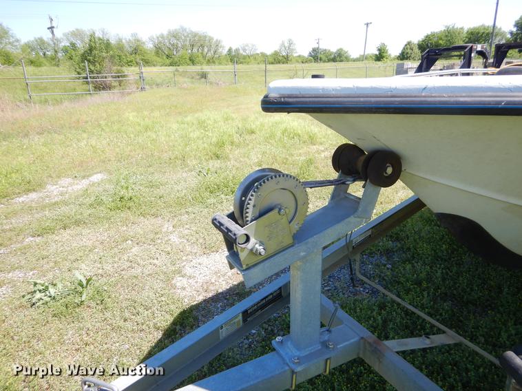 image for item EI9147 1997 Blue Wave Bowrider boat