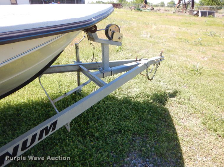 image for item EI9147 1997 Blue Wave Bowrider boat