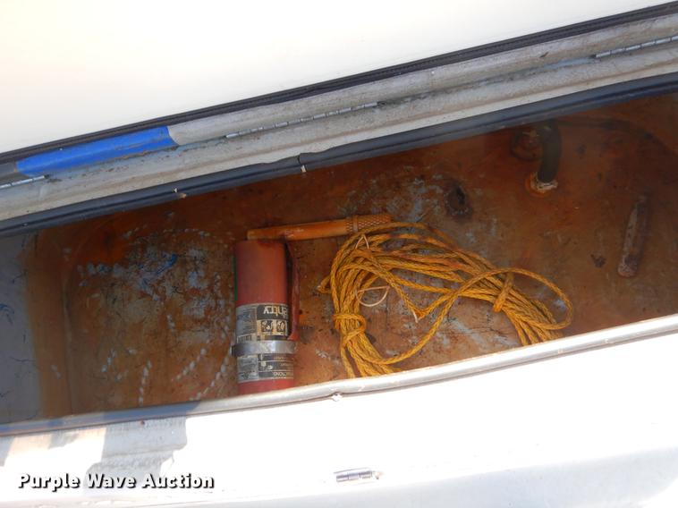 image for item EI9147 1997 Blue Wave Bowrider boat