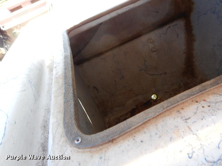 image for item EI9147 1997 Blue Wave Bowrider boat