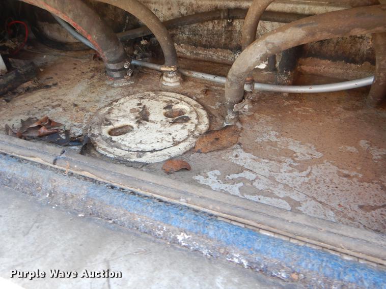 image for item EI9147 1997 Blue Wave Bowrider boat