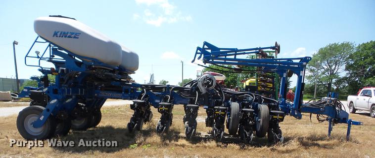 image for item AY9501 2014 Kinze 4900 no-till planter