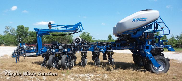 image for item AY9501 2014 Kinze 4900 no-till planter