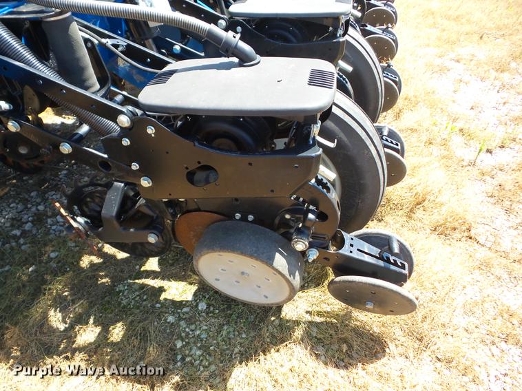 image for item AY9501 2014 Kinze 4900 no-till planter