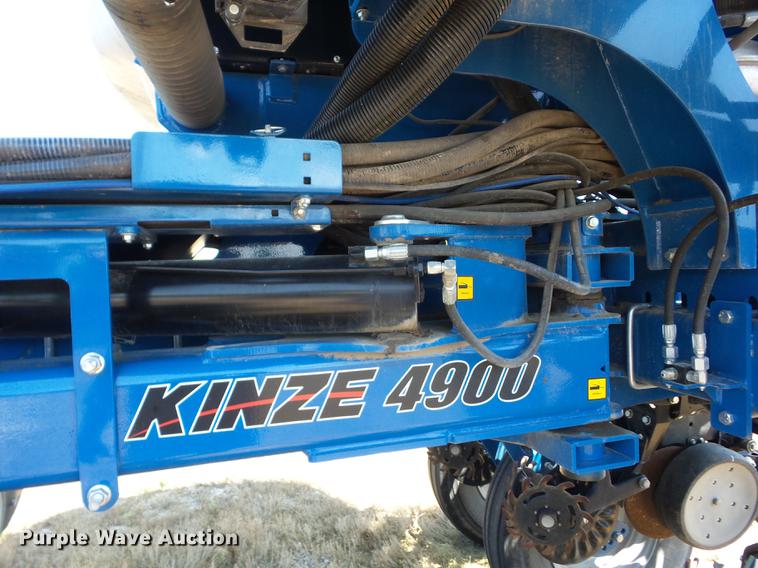 image for item AY9501 2014 Kinze 4900 no-till planter