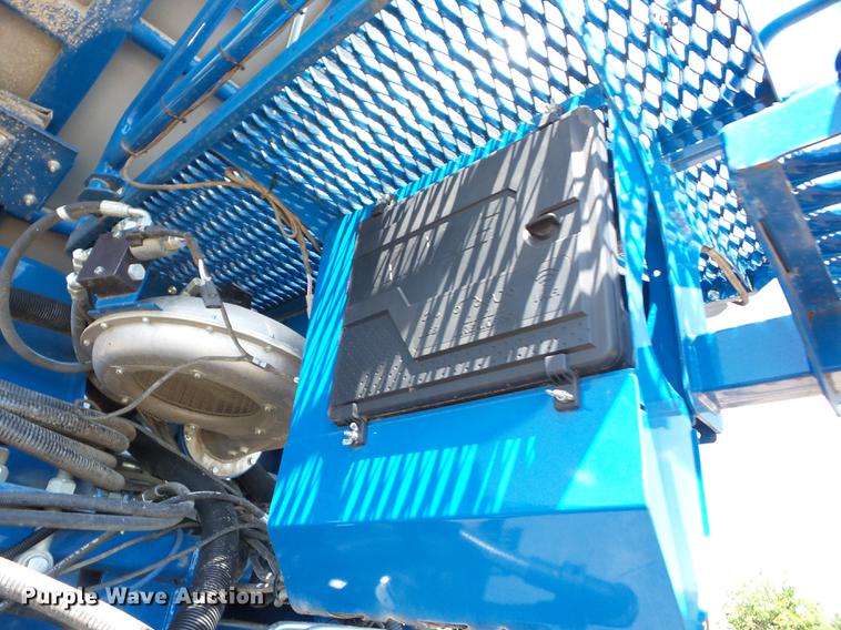 image for item AY9501 2014 Kinze 4900 no-till planter